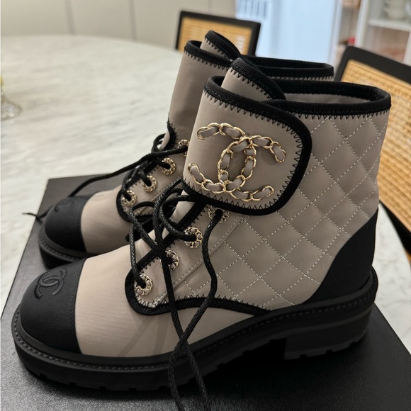 Chanel Women's Chain CC Cap Toe Lace Up Combat Boots Quilted size 38 - Picture 5 of 6
